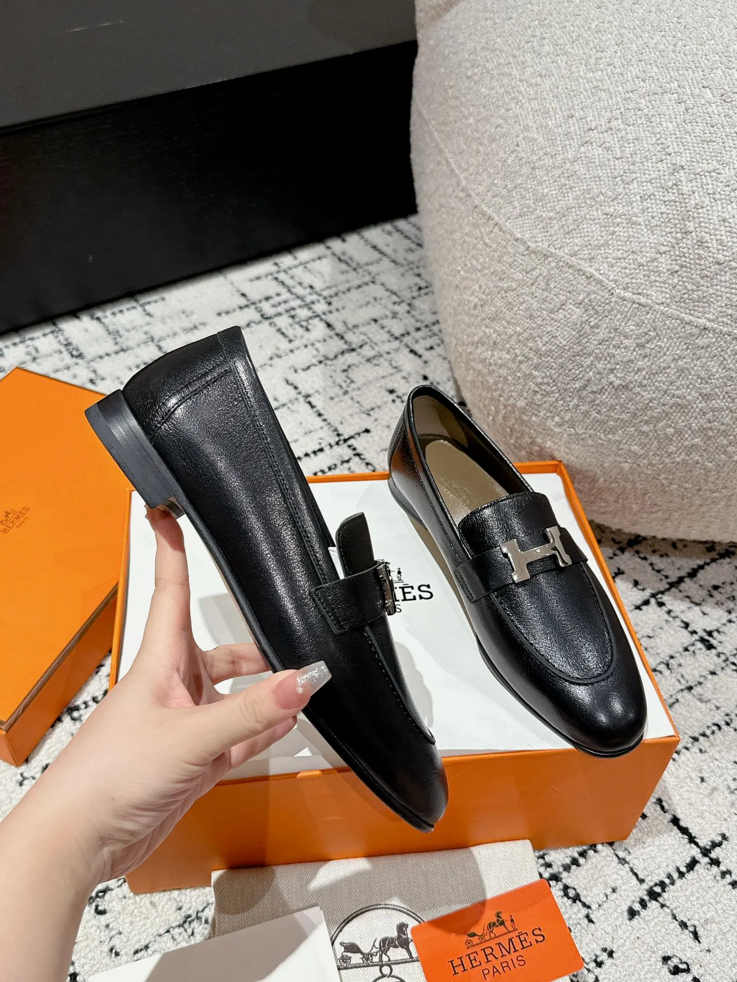 👟👟Ex-factory price 720👟👟 (top version) Hermes/25ss classic model is undoubtedly the leader in luxury goods. Every single product is very popular‼ ️Although the styles are few, they are more refined and more classic. They never go out of style. They are a brand that maintains and appreciates value. It is rare to have such a reputation in consumer goods sincerely! This pair of shoes is a classic style of this brand. It is decorated with metal buckles exclusive to Hermès. It is a classic that has become more and more beautiful over the course of history. We will bring out some goods from the channel in small quantities! The leather feels very, very soft and feels like baby skin! Feel the luxury! Supplies are huge! ✔️Material: imported sheepskin upper ✔️Inner lining/foot pads: imported sheepskin ✔️Outsole: genuine leather ➕tpu bottom ⚠️ ✔️Size: 35/36/37/38/39 (40/41/42 can be ordered)